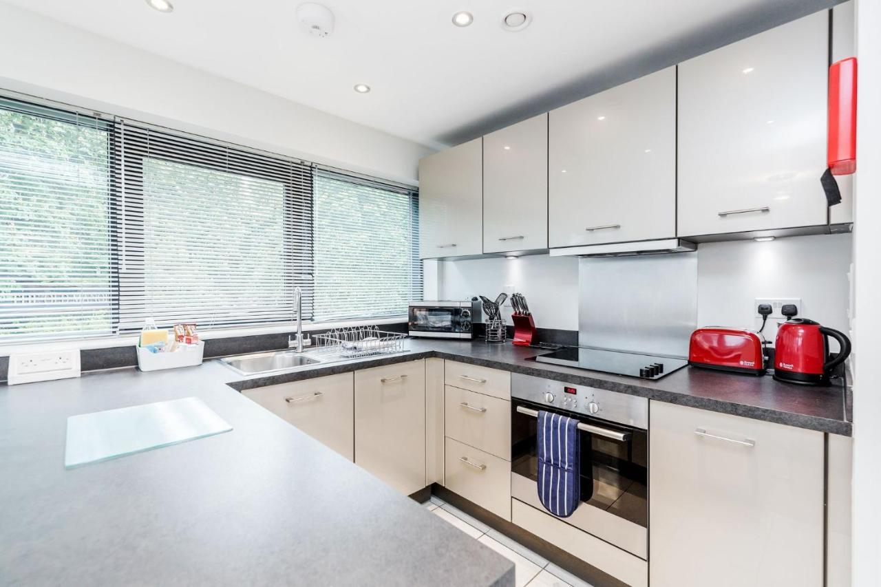 Room Space Service Apartments - New Manor House Bracknell Dış mekan fotoğraf