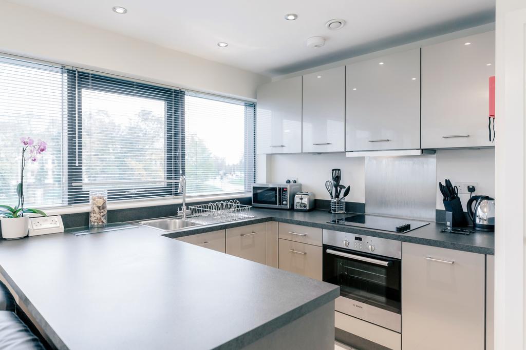 Room Space Service Apartments - New Manor House Bracknell Dış mekan fotoğraf